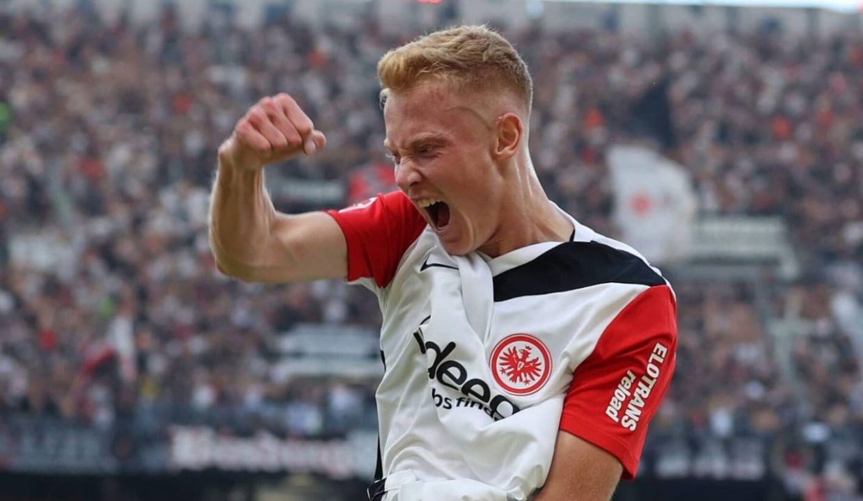 Hugo Larsson pemain Eintracht Frankfurt