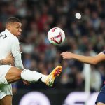 Inigo Martinez dan Pau Cubarsi mengawal Kylian Mbappe