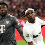 Jeremie Frimpong berduel dengan Alphonso Davies