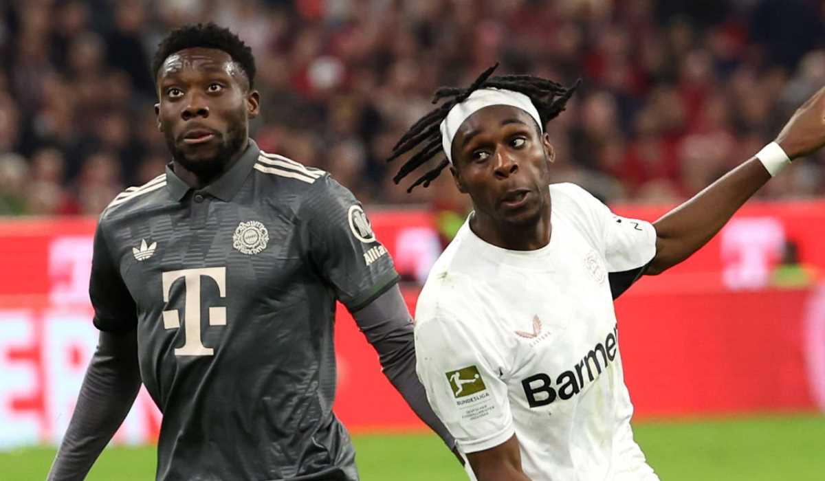 Jeremie Frimpong berduel dengan Alphonso Davies