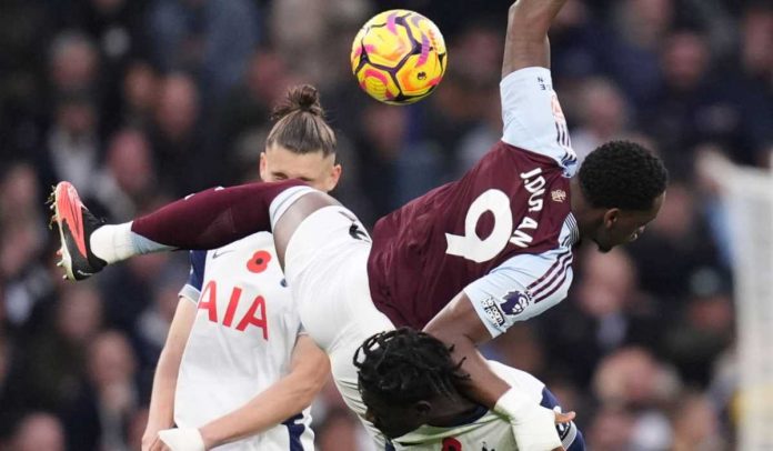 John Duran berduel udara dengan bek Tottenham