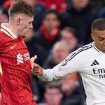 Kylian Mbappe berduel dengan Conor Bradley