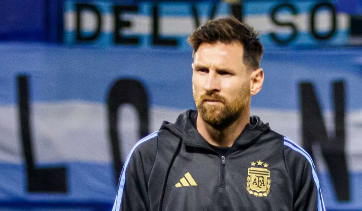 Lionel Messi dengan jaket timnas Argentina