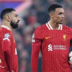 Mohamed Salah dan Trent Alexander-Arnold bersiap eksekusi tendangan bevas