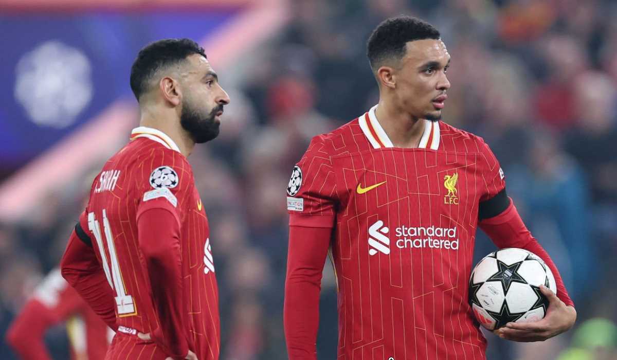 Mohamed Salah dan Trent Alexander-Arnold bersiap eksekusi tendangan bevas