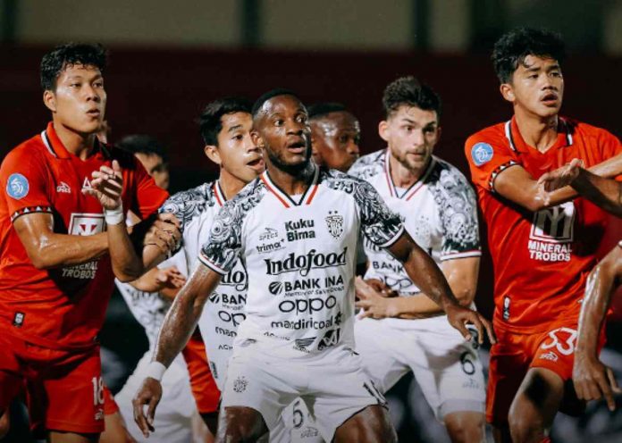 Para pemain Malut United saat berduel dengan Bali United