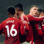 Para pemain Manchester United rayakan gol