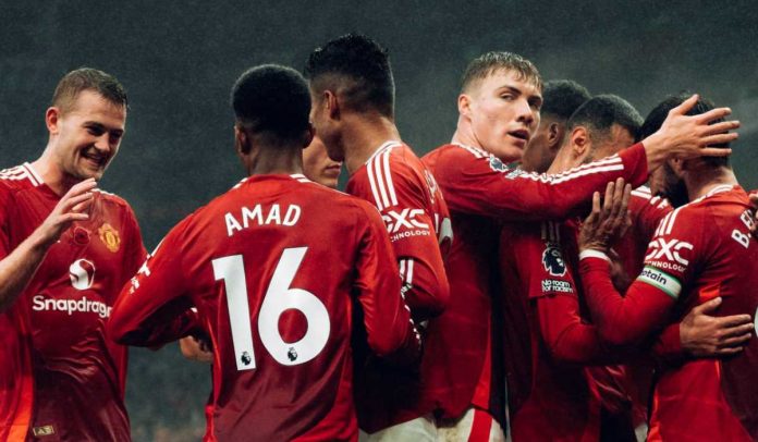 Para pemain Manchester United rayakan gol