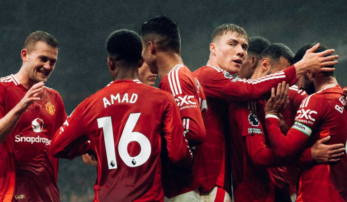 Para pemain Manchester United rayakan gol