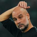 Pep Guardiola memegang kepalanya di laga kontra Sporting