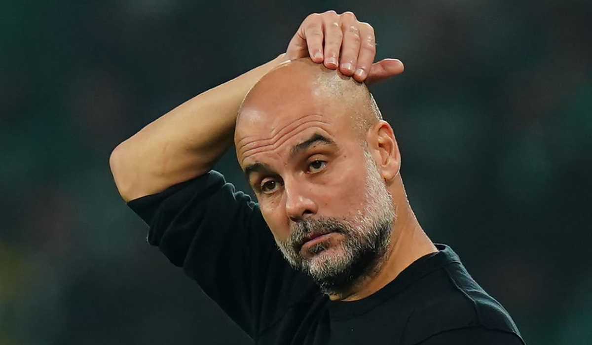 Pep Guardiola memegang kepalanya di laga kontra Sporting