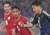 Rizky Ridho berduel dengan Wataru Endo di Kualifikasi Piala Dunia 2026