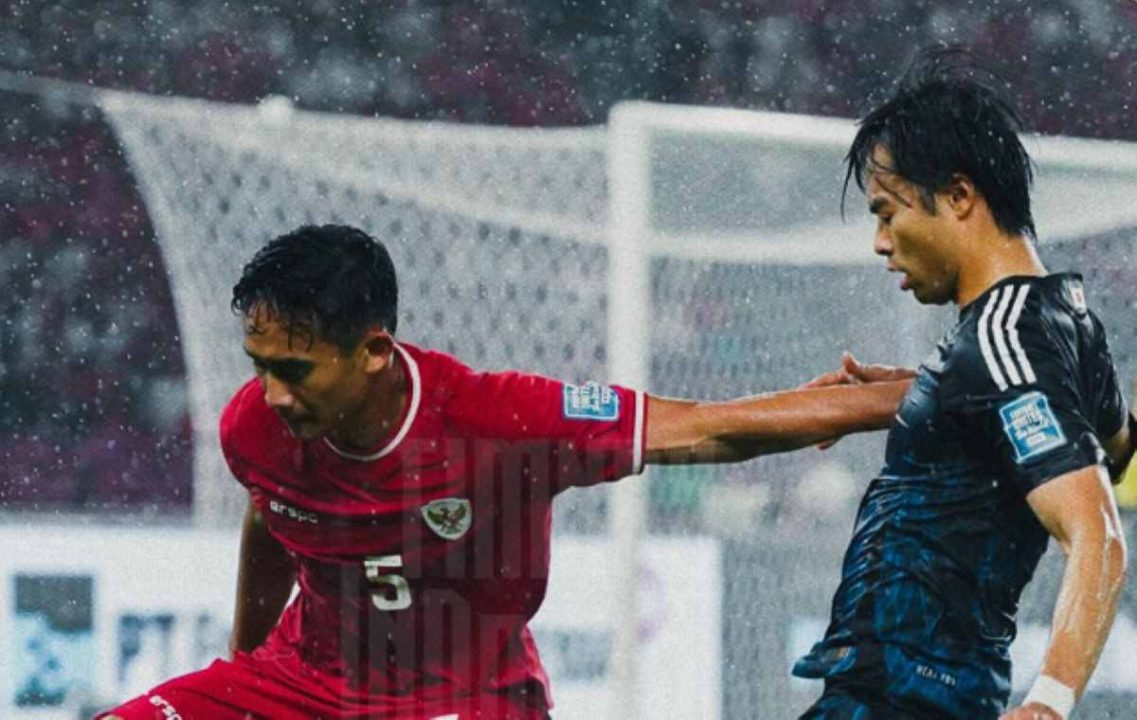 Rizky Ridho dan Kaoru Mitoma di Laga Indonesia vs Jepang