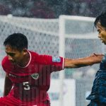 Rizky Ridho dan Kaoru Mitoma di Laga Indonesia vs Jepang