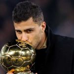 Rodri mencium trofi Ballon d'Or