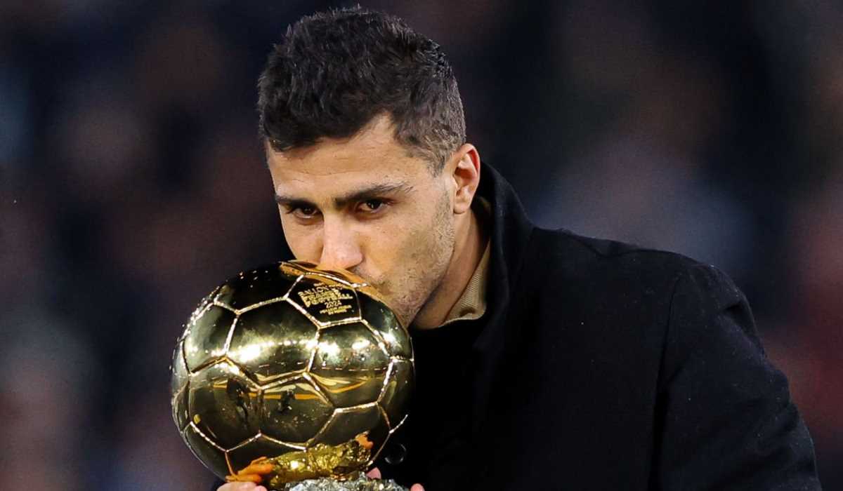 Rodri mencium trofi Ballon d'Or