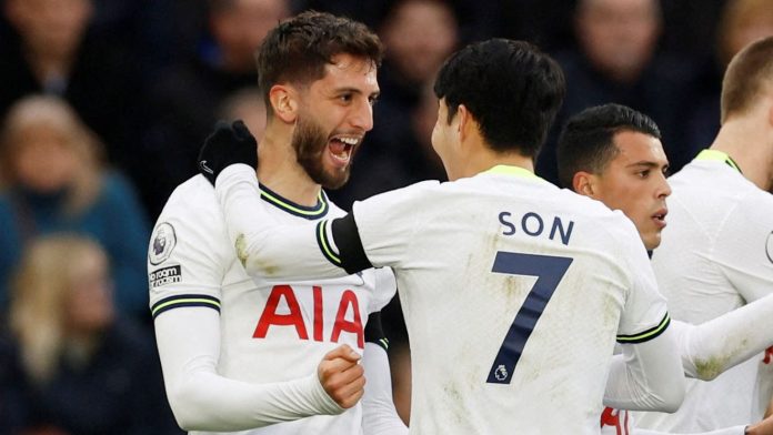 Rodrigo Bentancur dan Son Heung-min pemain Tottenham Hotspur