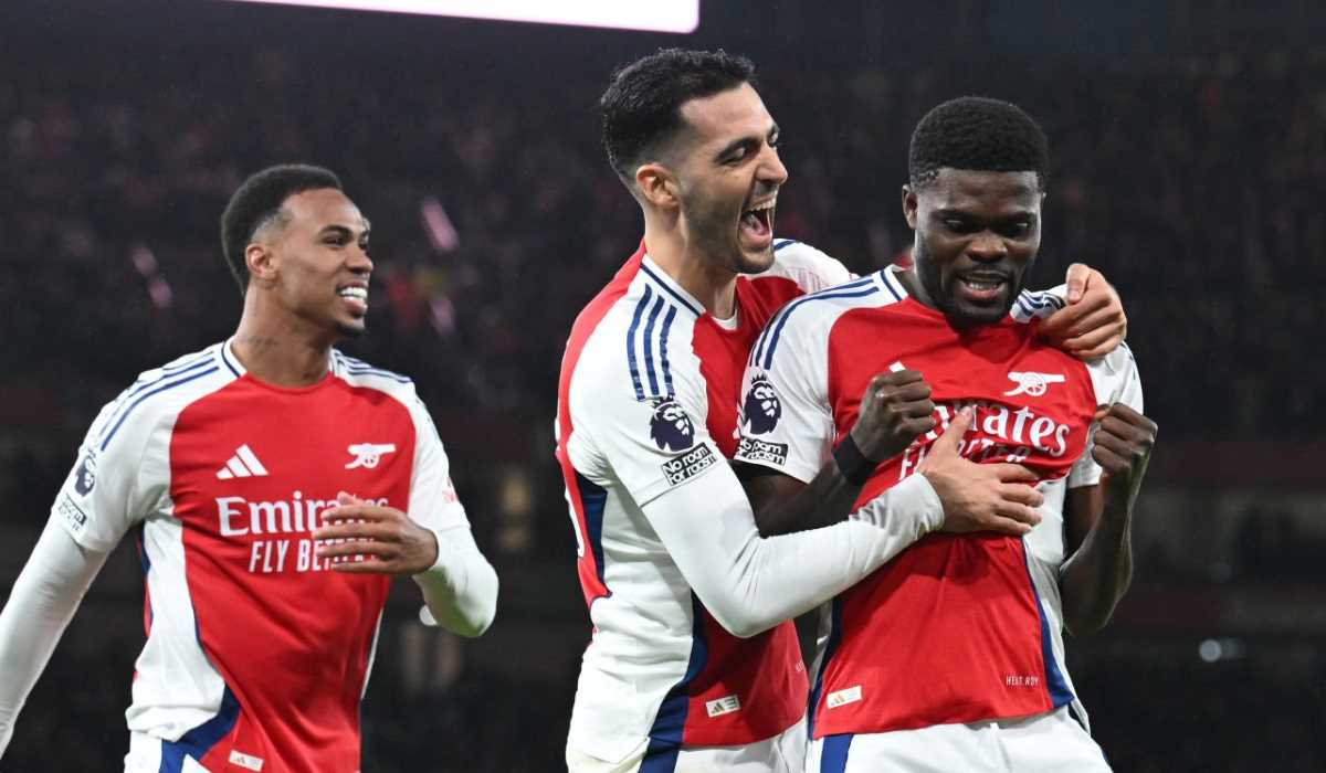 Thomas Partey merayakan gol bersama Mikel Merino dan Gabriel