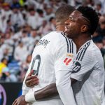 Vinicius Junior berpelukan untuk selebrasi gol Kylian Mbappe