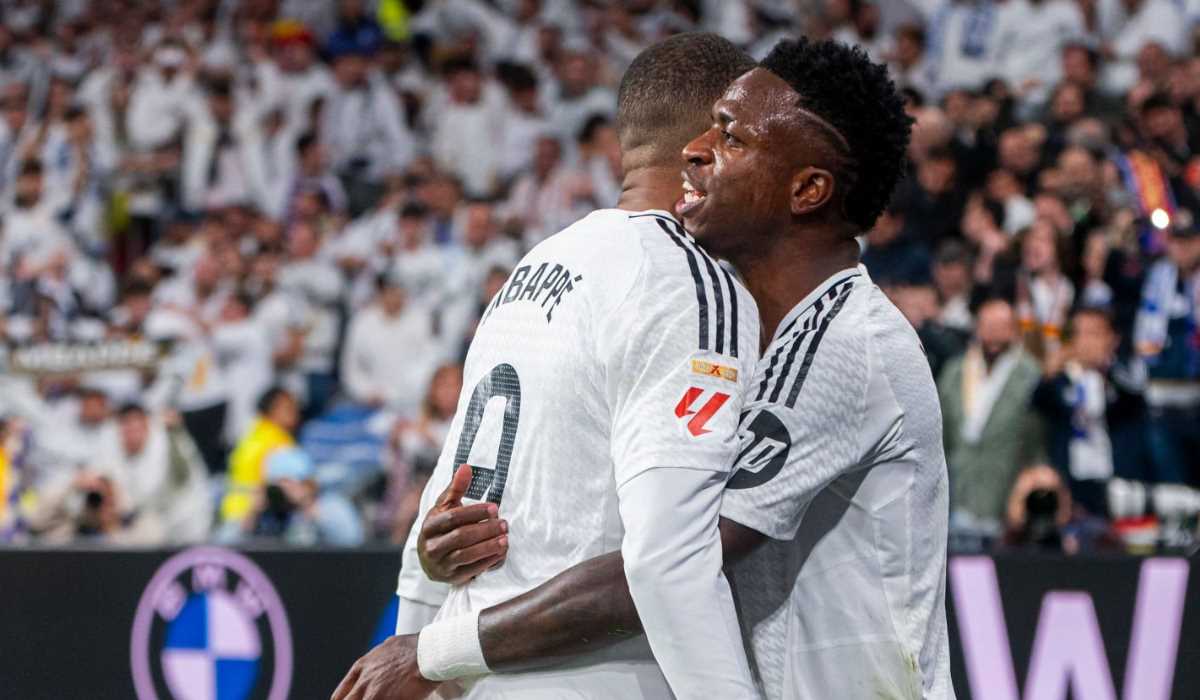 Vinicius Junior berpelukan untuk selebrasi gol Kylian Mbappe