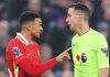 Wasit David Coote berdebat dengan Trent Alexander-Arnold