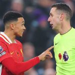 Wasit David Coote berdebat dengan Trent Alexander-Arnold