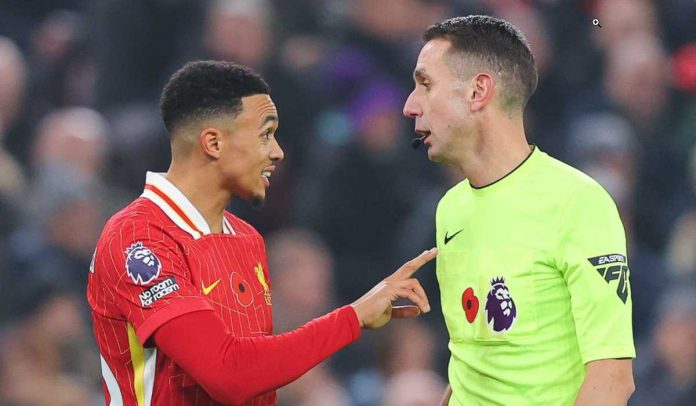 Wasit David Coote berdebat dengan Trent Alexander-Arnold