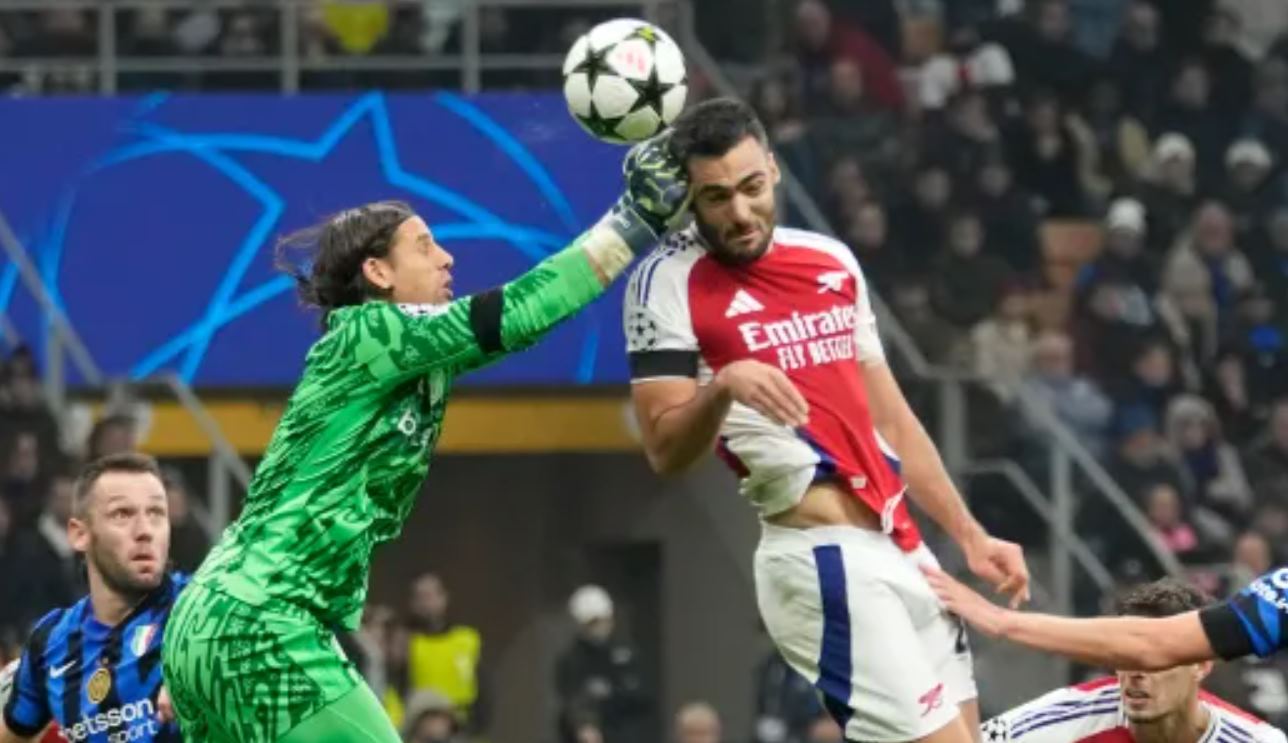 Yann Sommer memukul kepala Mikel Merino