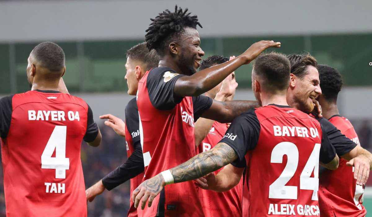 para pemain Bayer Leverkusen rayakan gol