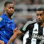 Alexander Isak berduel dengan Tosin Adarabioyo