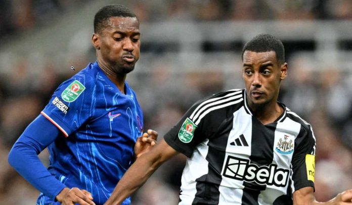 Alexander Isak berduel dengan Tosin Adarabioyo