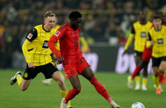 Alphonso Davies saat membela Bayern Munchen hadapi Borussia Dortmund