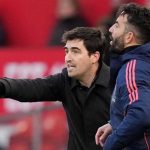 Andoni Iraola memberi instruksi para pemainnya