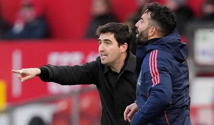 Andoni Iraola memberi instruksi para pemainnya