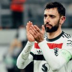 Bruno Fernandes memberi tepuk tangan kepada fans