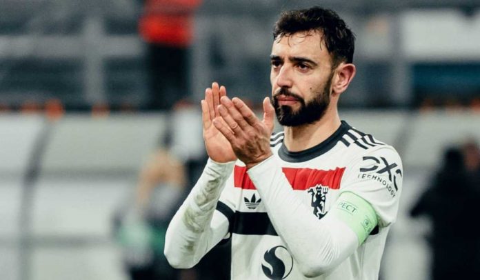 Bruno Fernandes memberi tepuk tangan kepada fans