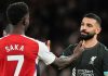 Bukayo Saka bersalaman dengan Mohamed Salah