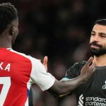 Bukayo Saka bersalaman dengan Mohamed Salah