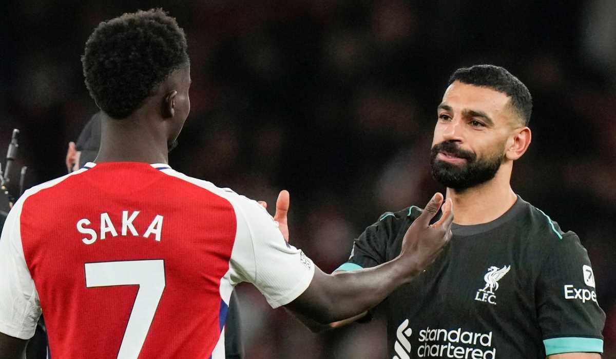 Bukayo Saka bersalaman dengan Mohamed Salah