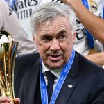 Carlo Ancelotti bersama trofi Piala Interkontinental