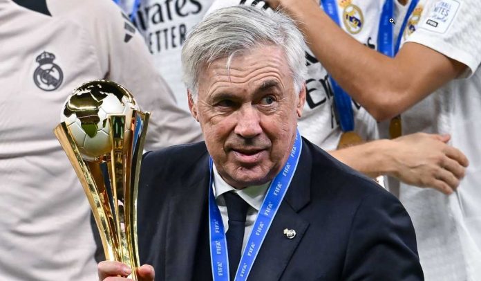 Carlo Ancelotti bersama trofi Piala Interkontinental