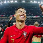 Cristiano Ronaldo menyapa fans usai pertandingan Portugal