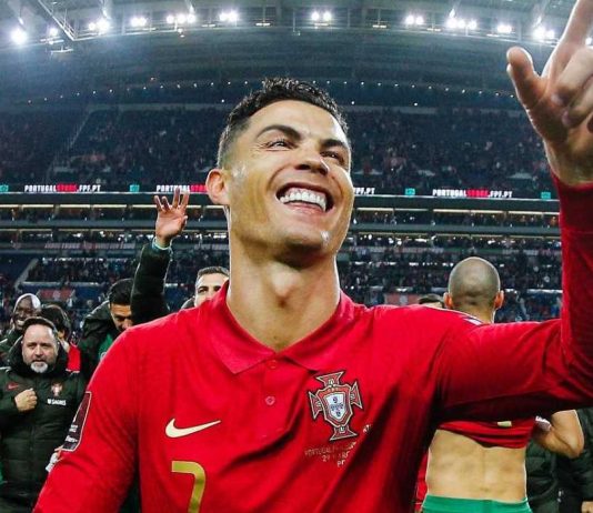 Cristiano Ronaldo menyapa fans usai pertandingan Portugal