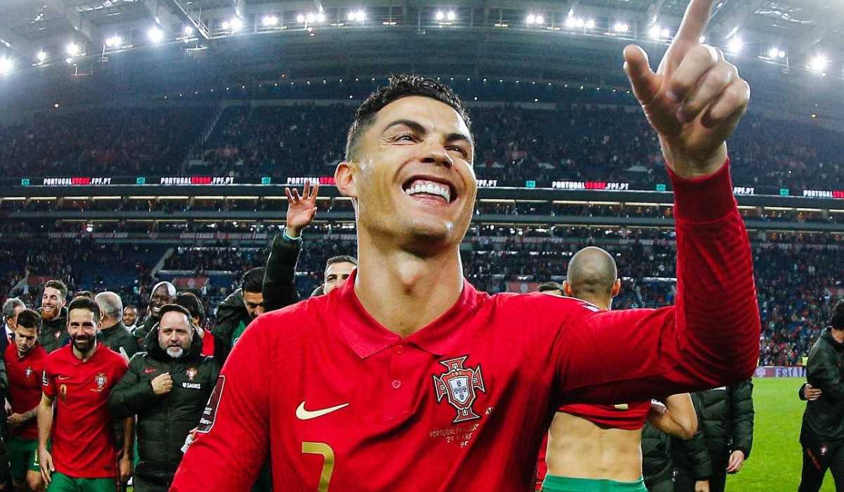 Cristiano Ronaldo menyapa fans usai pertandingan Portugal