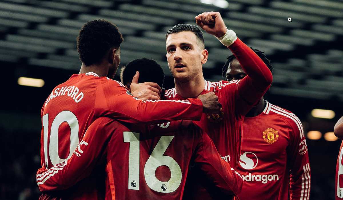 Diogo Dalot merayakan gol Manchester United bersama rekan-rekannya