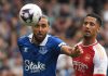 Dominic Calvert-Lewin berduel dengan William Saliba