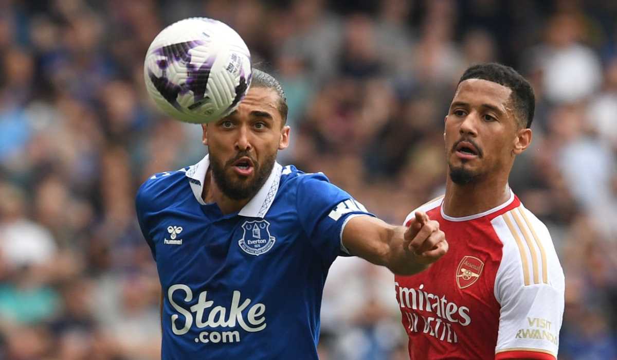 Dominic Calvert-Lewin berduel dengan William Saliba