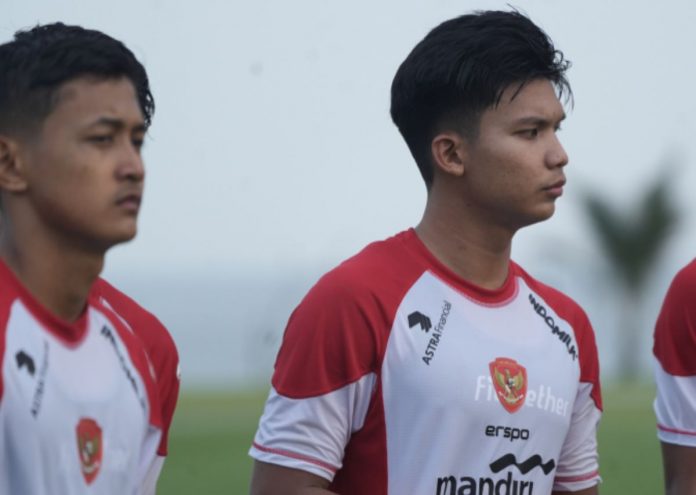 Dony Tri Pamungkas dan Kadek Arel dalam sebuah sesi latihan Timnas Indonesia jelang Piala AFF