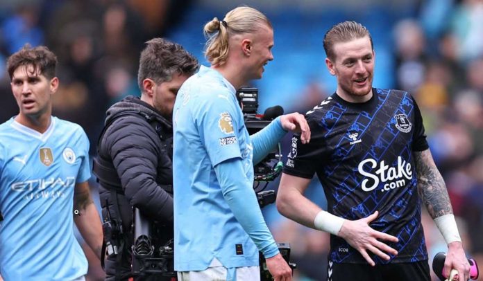 Erling Haaland berbicara dengan Jordan Pickford