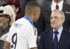 Florentino Perez menyalami Kylian Mbappe